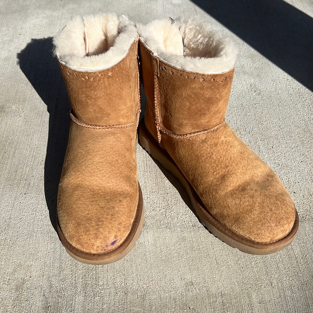 Ugg Chestnut Boot in Size 8